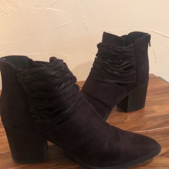 SODA suede look black ankle boot. Size 8 - Picture 4 of 8